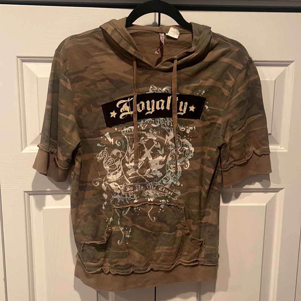 Camouflage print short sleeved sweatshirt